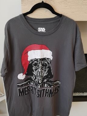 Star Wars Gray Tee with Red & White Darth Vader Santa Graphic Men's XL